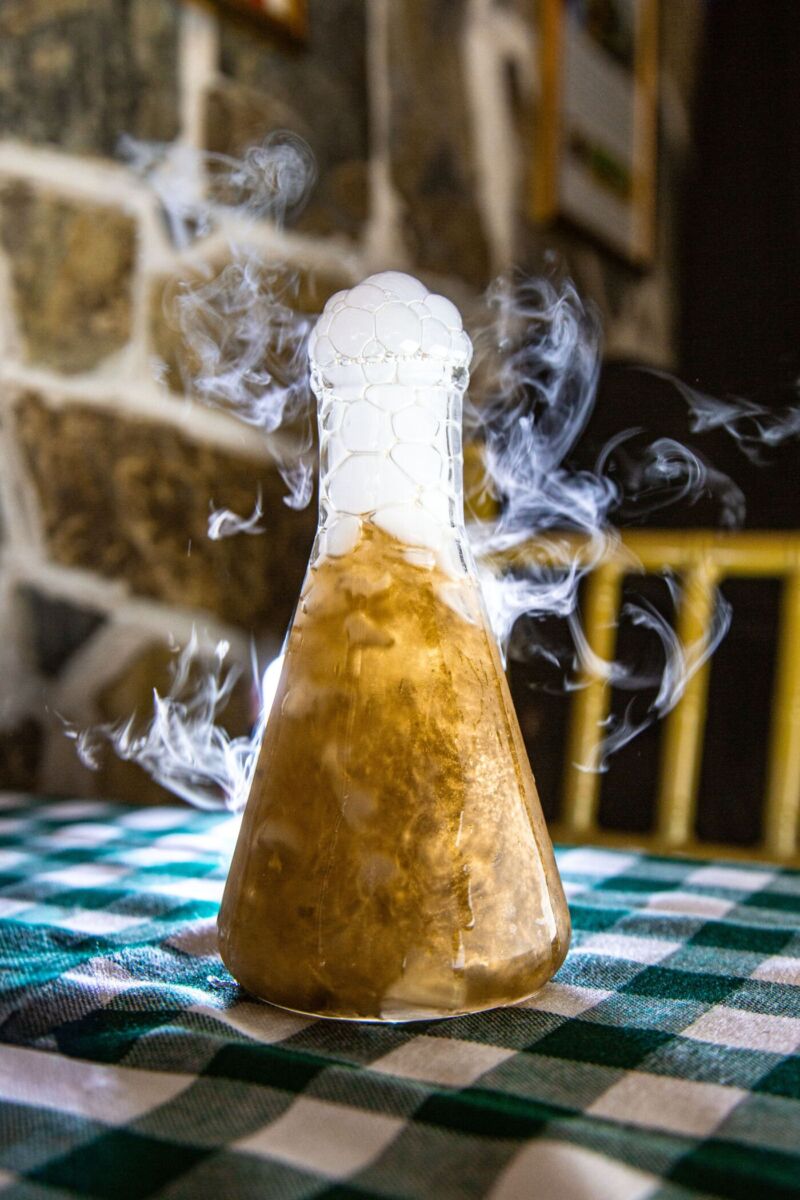 Bebida con hielo seco y oro comestible.