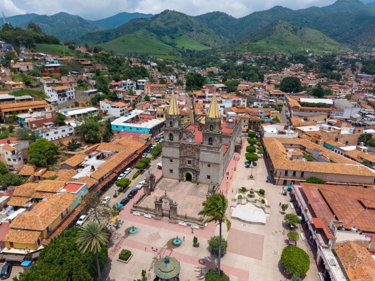 Entre las montañas de Jalisco hay un pueblo de casas de colores donde el aire huele a guayaba