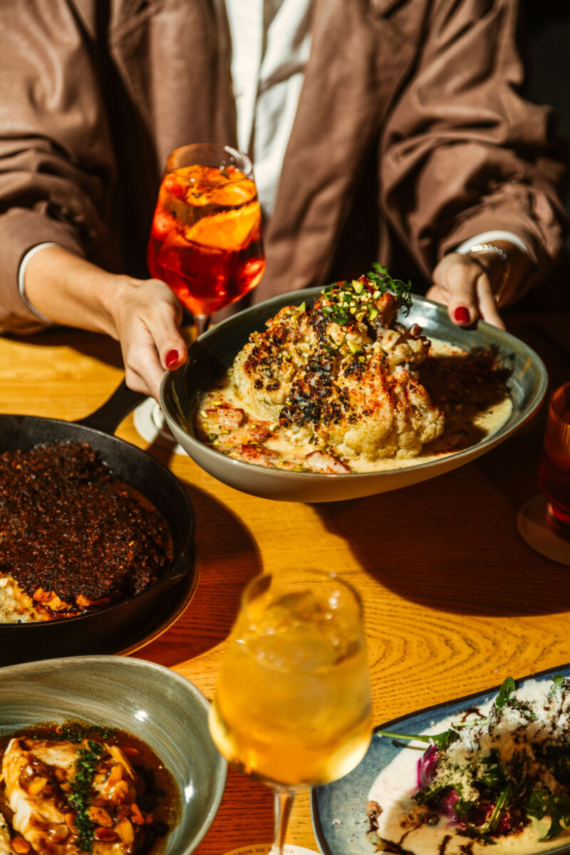 Esta nueva terraza en la Roma lleva el fuego a otro nivel con platillos a las brasas que provocan puro placer 