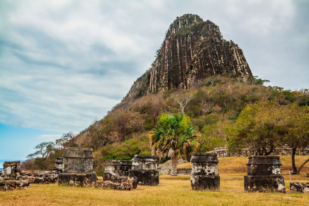 La zona arqueológica de Quiahuiztlán se ubica en el Cerro de los Metates