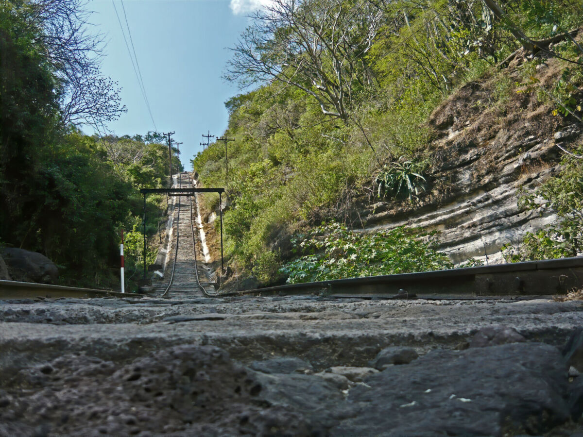 El Puente de Arcediano, considerado como uno de los primeros puentes colgantes de Latinoamérica
