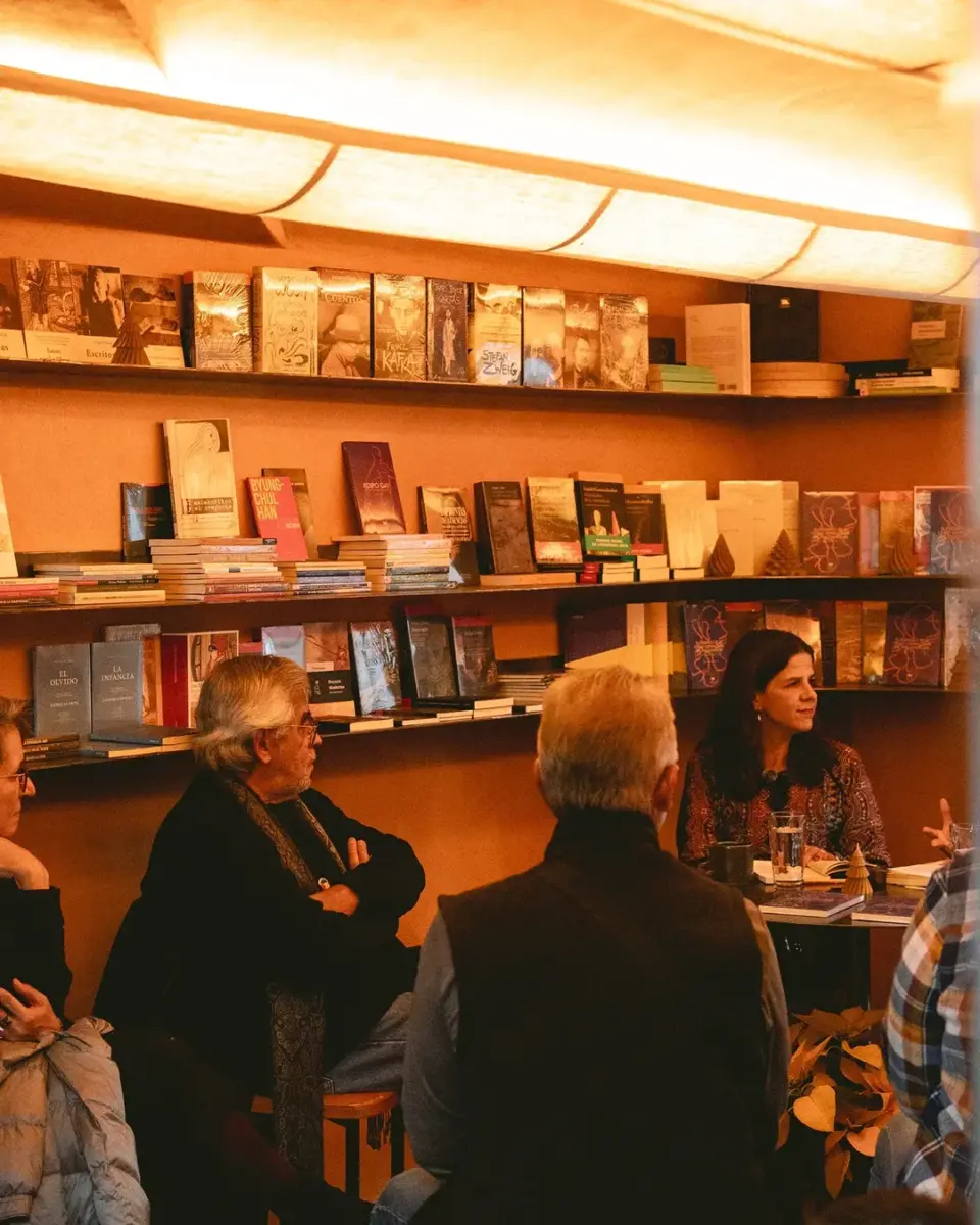 Chima también es una librería y se realizan presentaciones de libros 