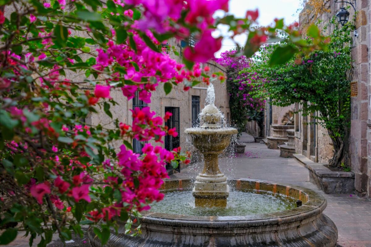 El Callejón del Romance es el rincón más romántico de Morelia, Michoacán 