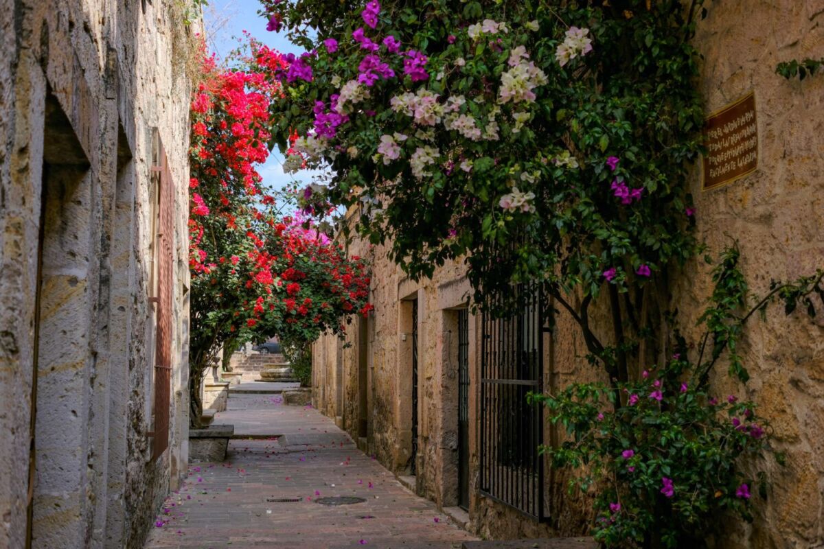 El Callejón del Romance se ubica en el centro histórico de Morelia, Michoacán 
