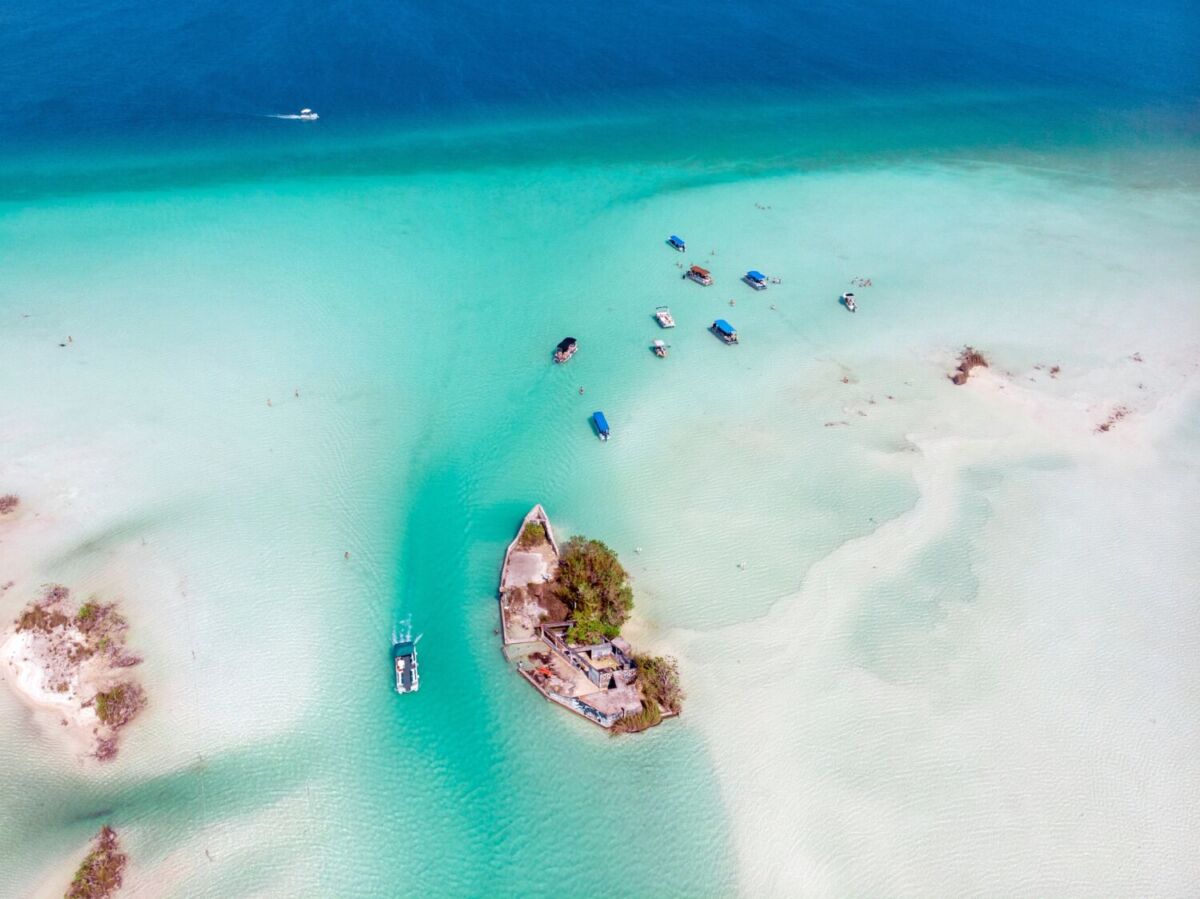 El Canal de los Piratas cruza la Laguna de Bacalar con el río Hondo