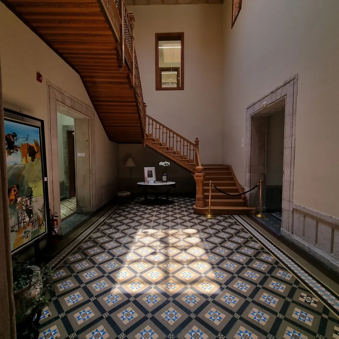 En esta casa habitó Antonio Rivas Mercado y su familia, y su hija Antonieta