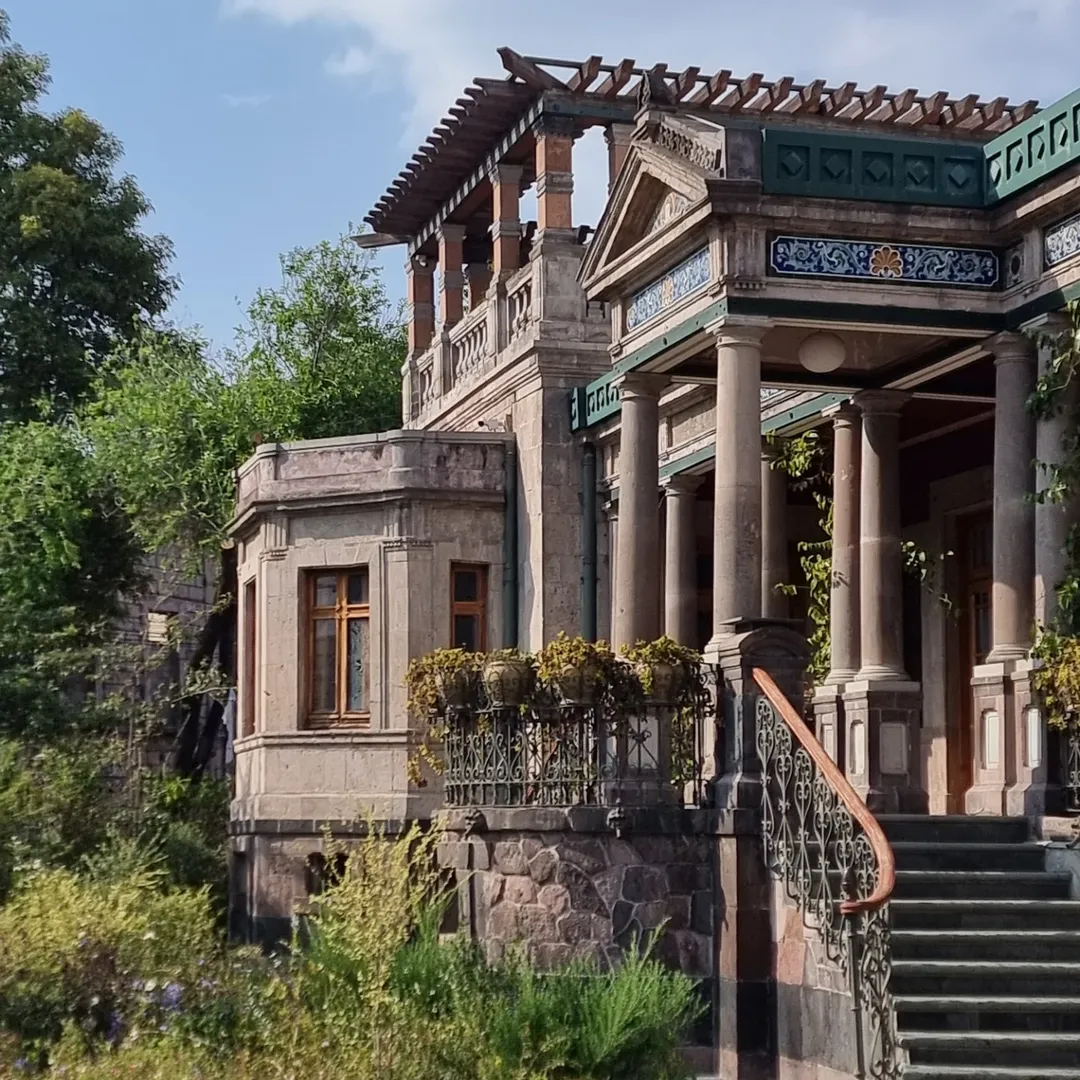 La Casa Rivas Mercado fue construida por Antonio Rivas Mercado en el siglo XIX 