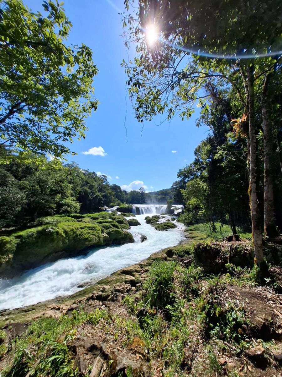 El efecto de la cascada se forman cuando el río choca contra las rocas y la corriente crea una neblina que cubre todo el paisaje