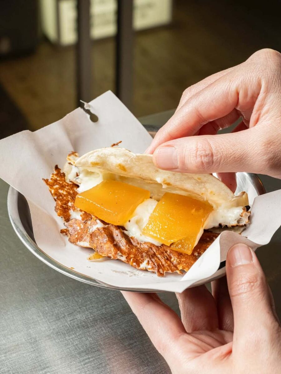 Cuando quedarse en casa se siente mejor, estos lugares llevan comida reconfortante hasta tu puerta