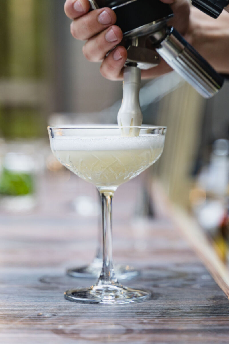 La margarita es un cóctel clásico hecho con tequila, jugo de limón y naranja 