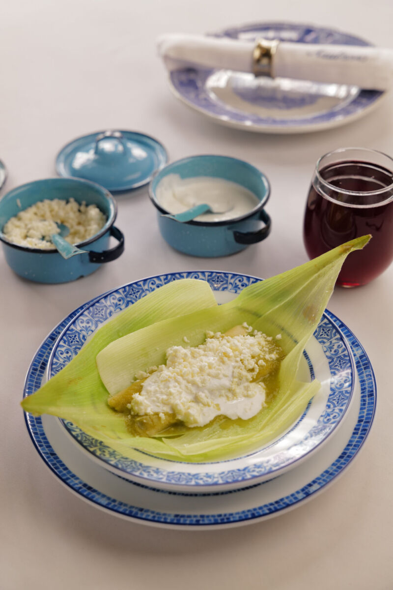 Uchepos con salsa verde, crema y queso