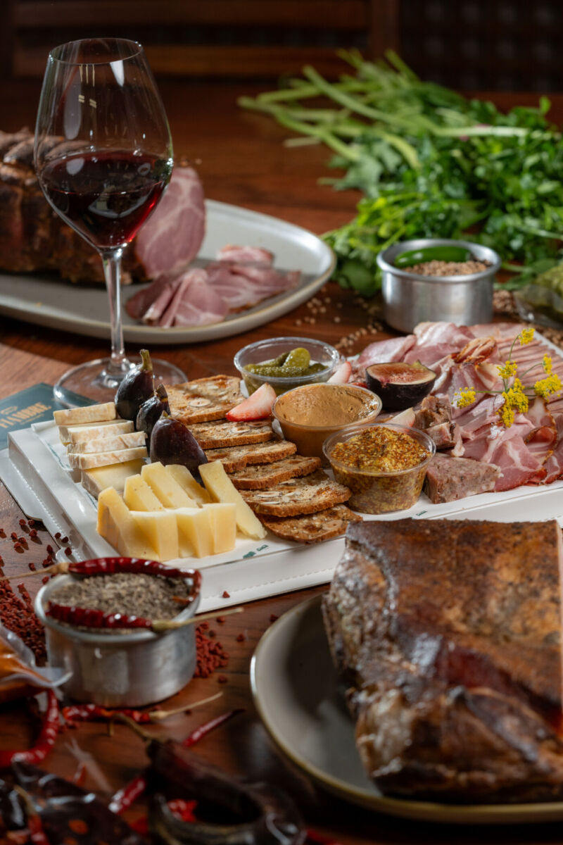 No es París, es la CDMX: los quesos, vinos y carnes frías de este lugarcito son un sueño, y casi todo es hecho en México