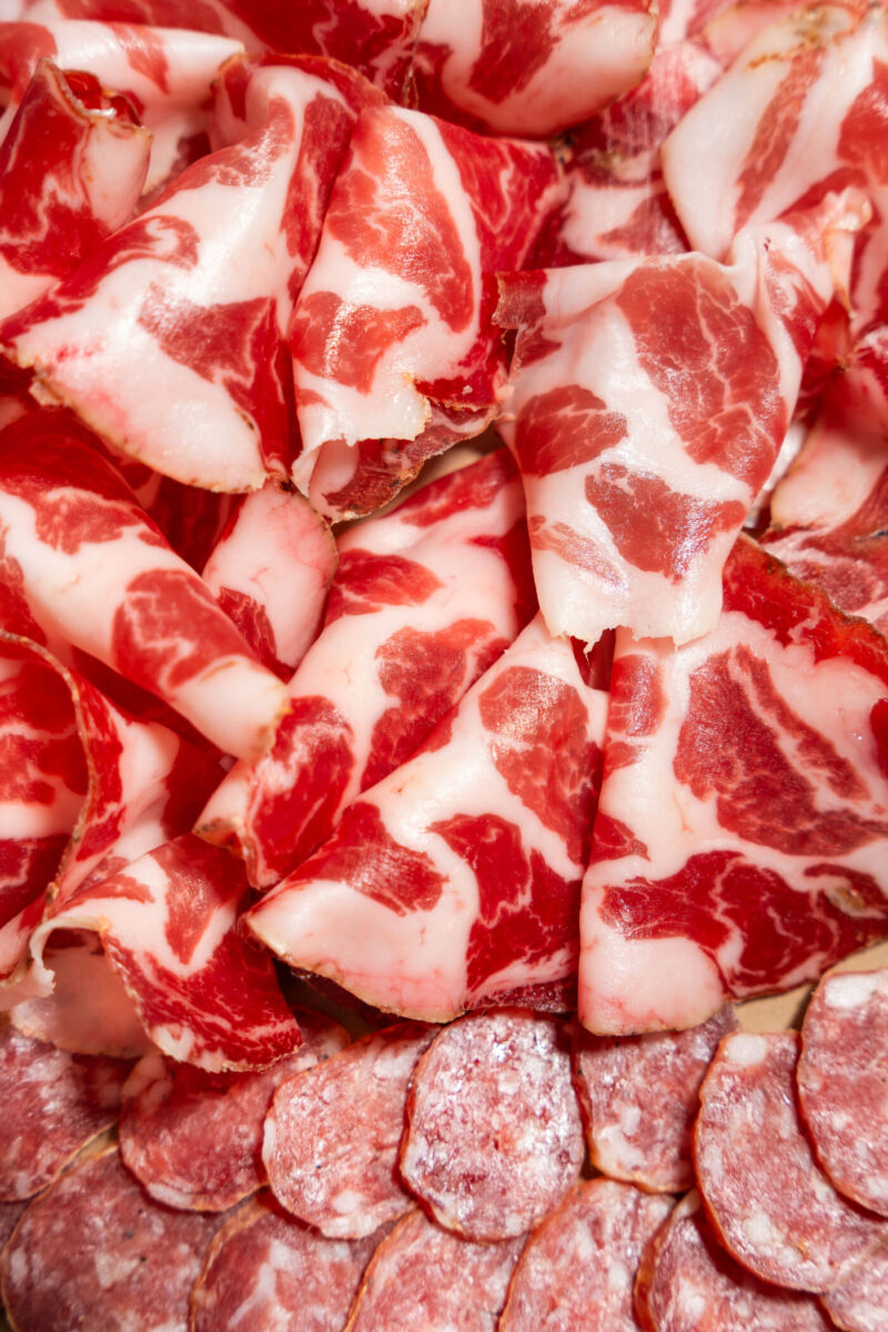 toma cerrada de salami y jamón serrano