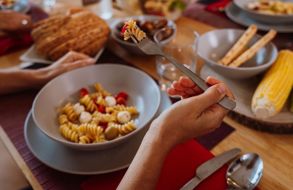 Tener una cena ligera unas tres horas antes de acostarte te ayuda a mejor el sueño 