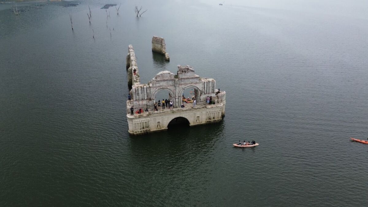 La iglesia hundida de México que solo puedes visitar si llegas en barco