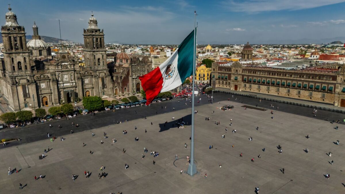 El Jardín del buen Amor llega al Zócalo de la CDMX con una instalación floral 