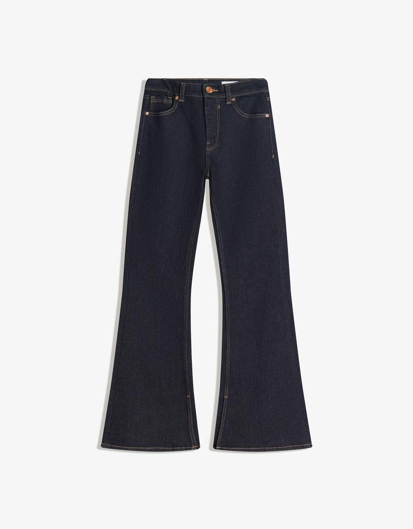 Los jeans Bootcut son ajustados en la cadera y pegaditos hasta la rodilla