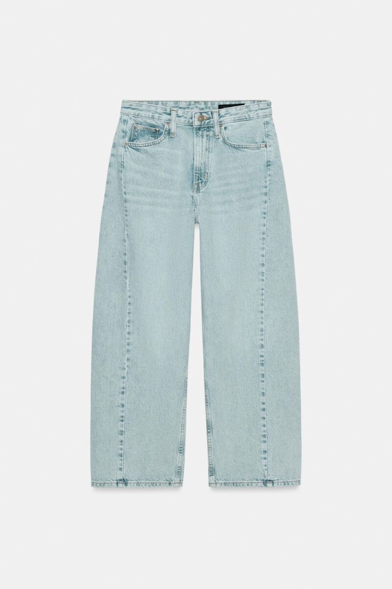 Los jeans Barrel se ajustan en la cintura, son flojos en las piernas y más justos en los tobillos 