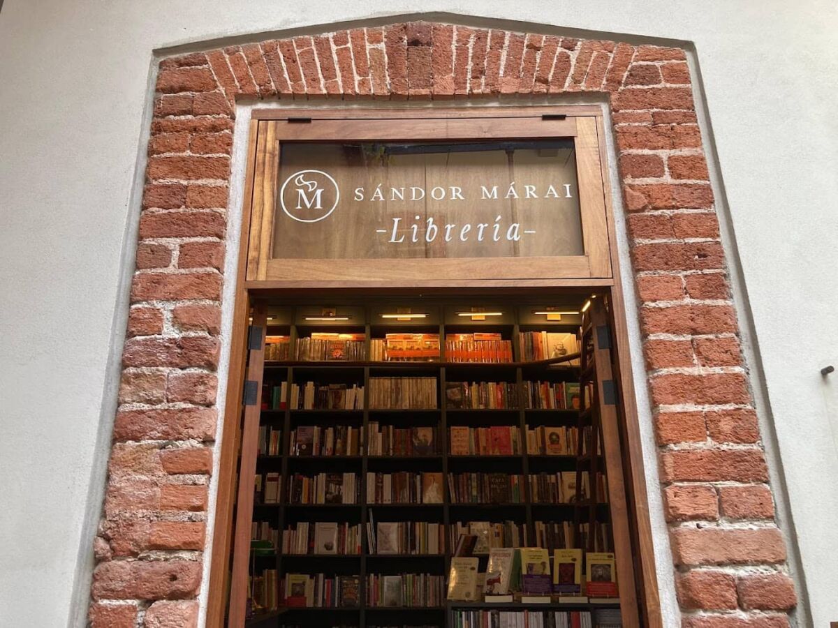 Pocos conocen esta casona del centro donde hay libreros del piso al techo y domingos de cuentacuentos