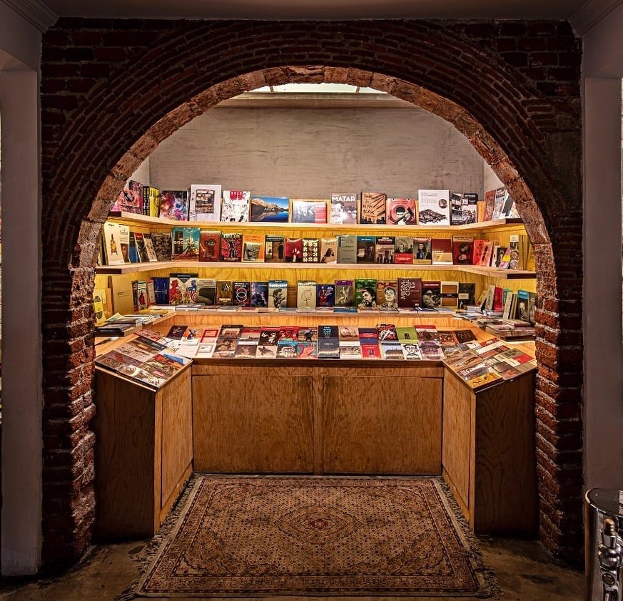  Frëims es un restaurante, bar y librería en la colonia Condesa