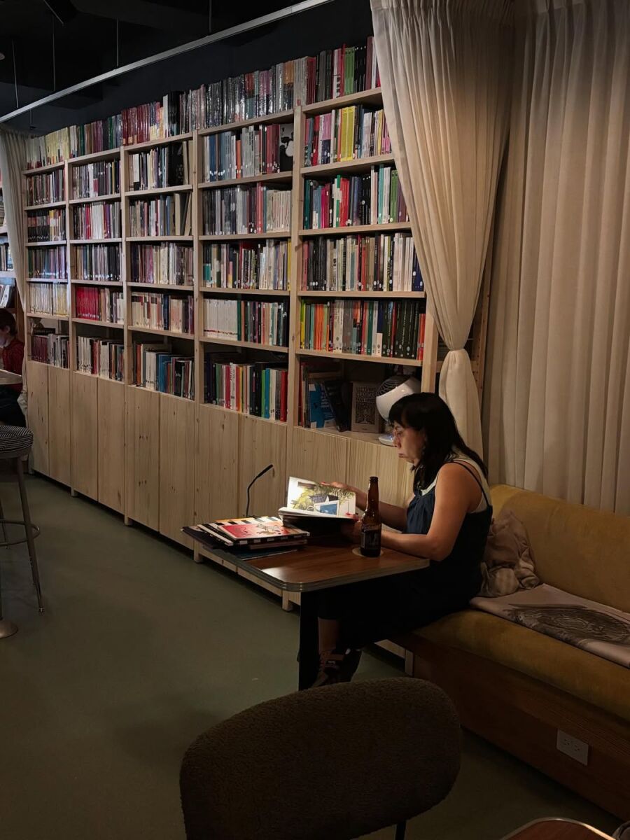 La Americana es una librería y bar en la Condesa donde solo hay libros de autores latinoamericanos 