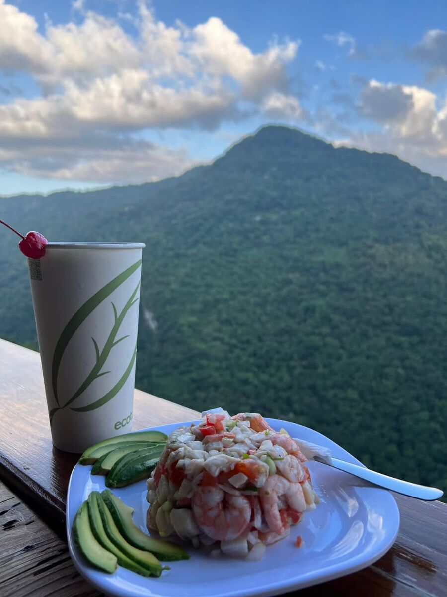 En el mirador de Xilitla tambien ofrecen desayunos y comidas frente a las montañas 