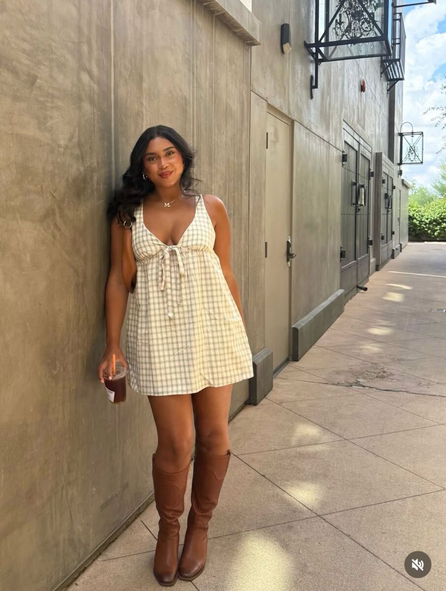 Botas altas con vestidos cortos