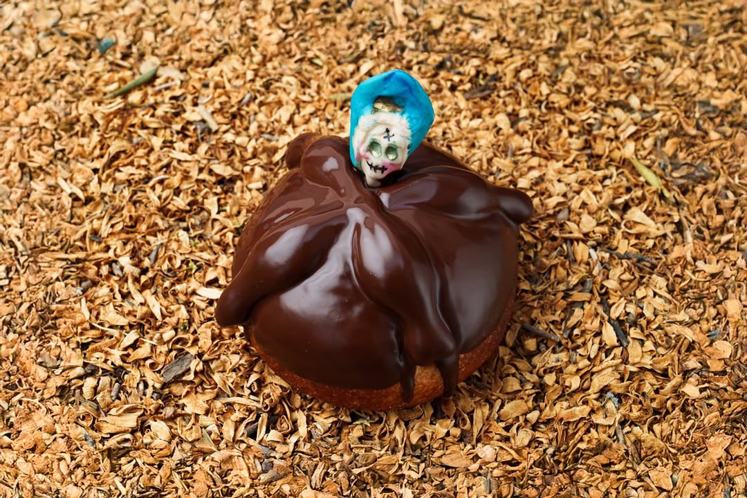 Pan de muerto cubierto de chocolate