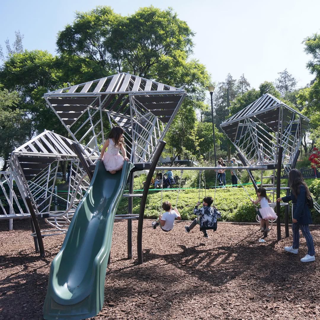 Juegos infantiles en el Parque Barranca de Barrilaco