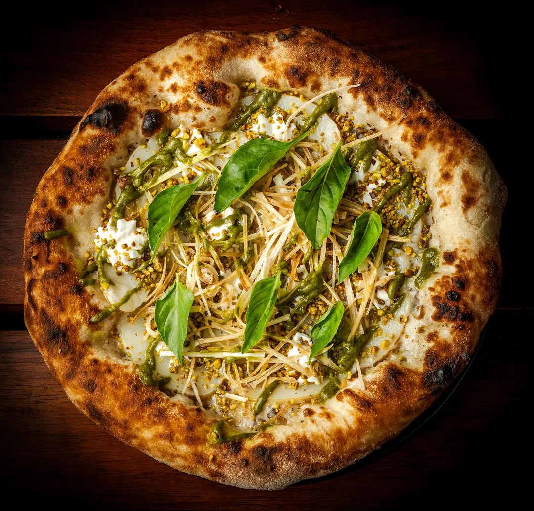 Pizzas Nosferatu es famosa por sus combinaciones originales y artesanales con las que crea pizzas de ingredientes frescos y de temporada.