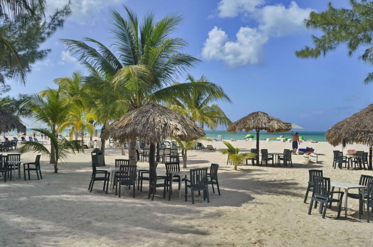 En la Isla Pasión hay un club de playa con palapas, hamacas y rica comida
