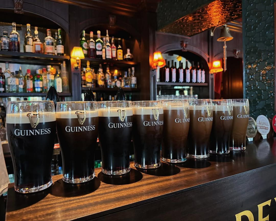 La Guinness se caracteriza por ser una cerveza oscura, muy cremosa, y suave en boca

