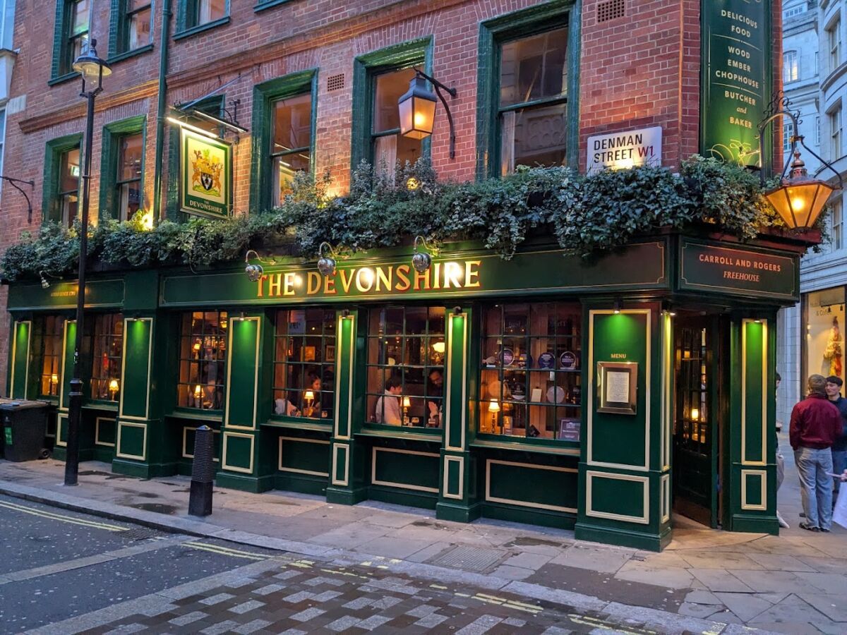 Conoce el pub que parece de película donde sirven 20.000 cervezas a la semana