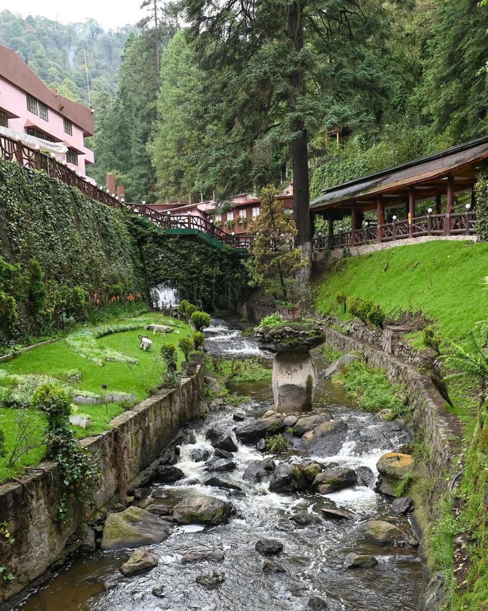 La Esconida es un restaurante y hospedaje ubicado a un costado de la carretera México-Toluca 
