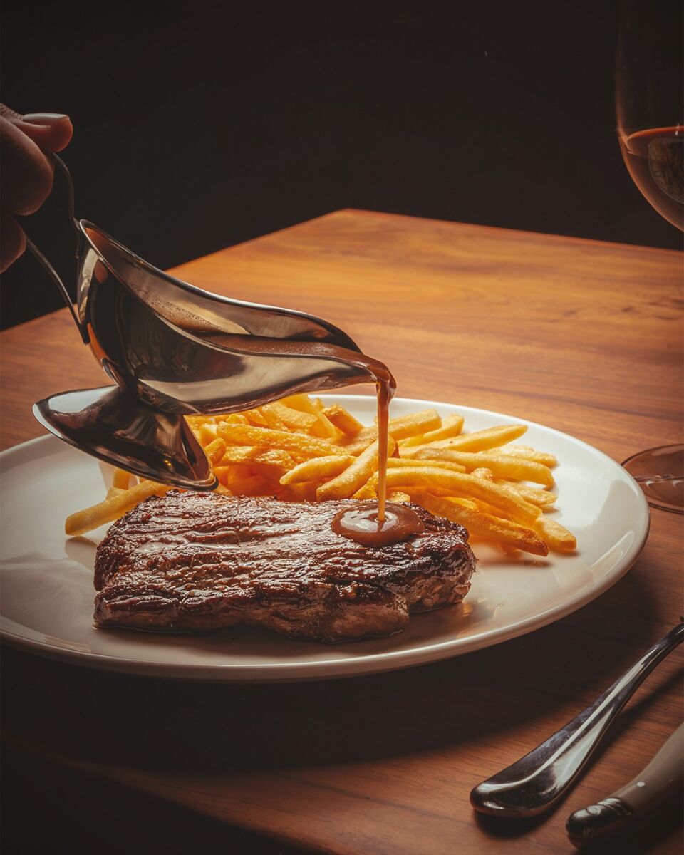 El steak frites es un plato clásico de los bistrós parisinos