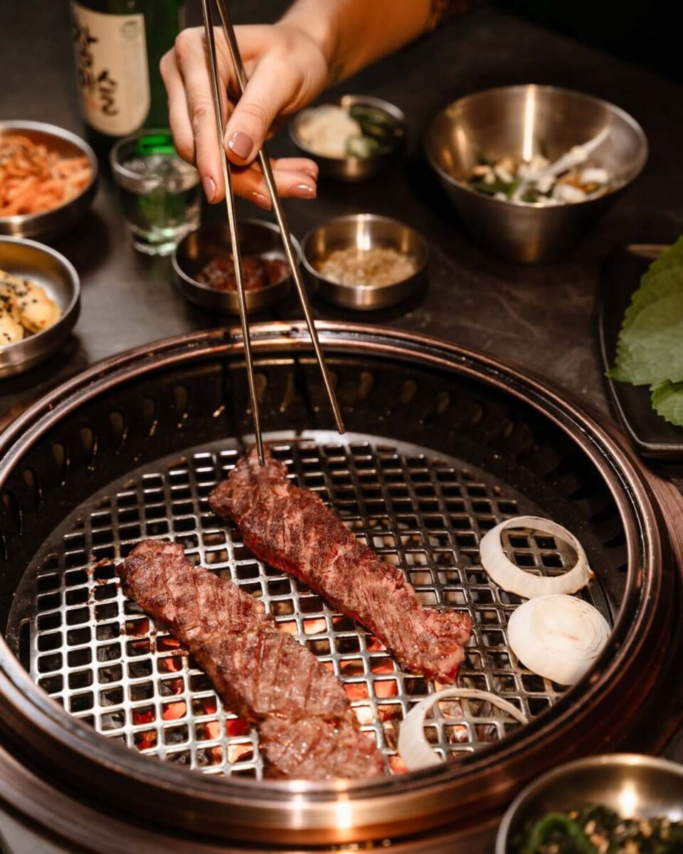 Dónde probar el k-menú coreano que está conquistando la CDMX con sus parrillas humenates y sabores intensos