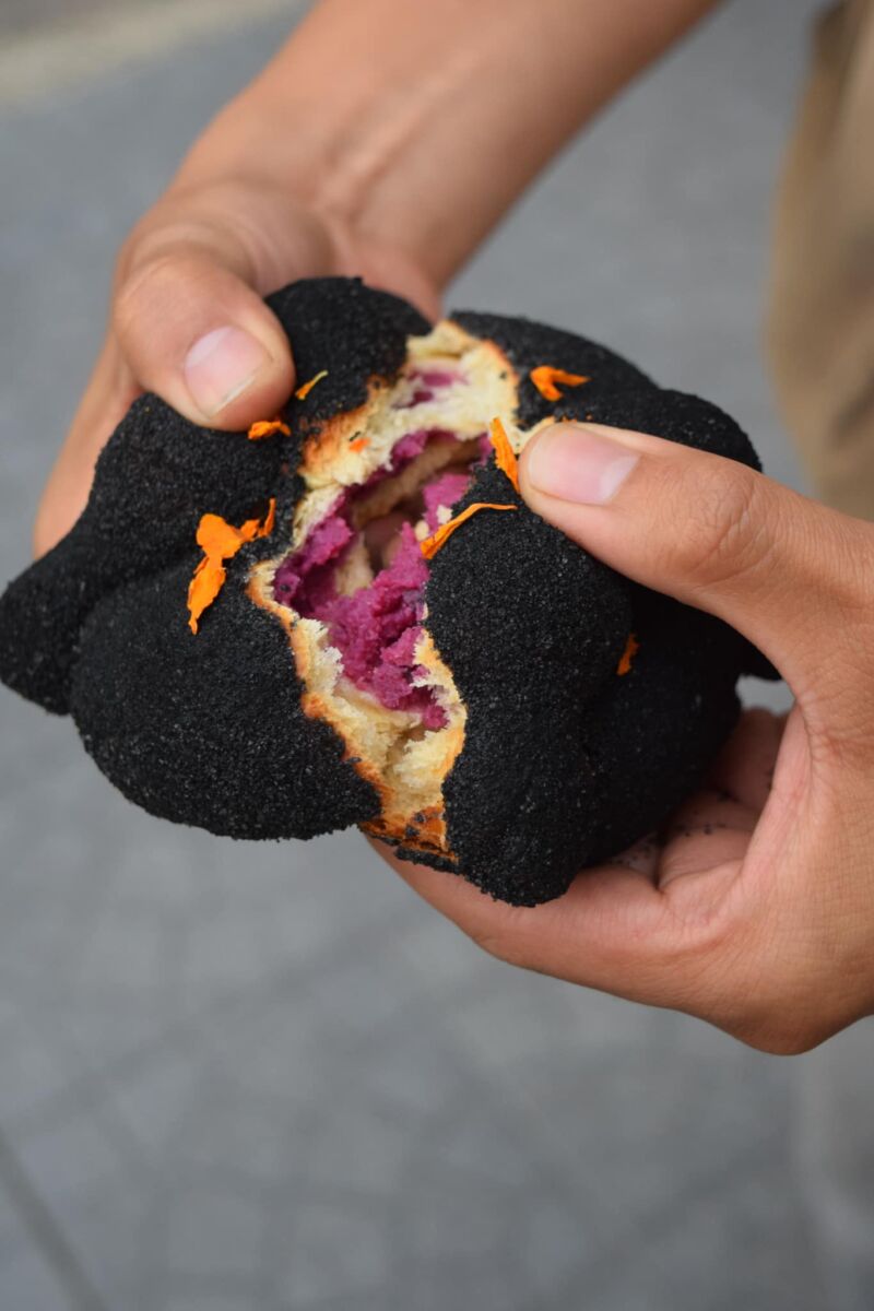 Pan de muerto negro xolo café