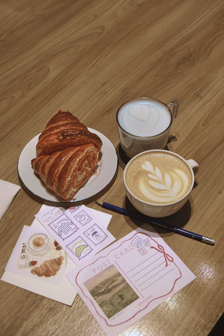 Chez Vous es una cafetería y restaurante frente al Parque Hundido