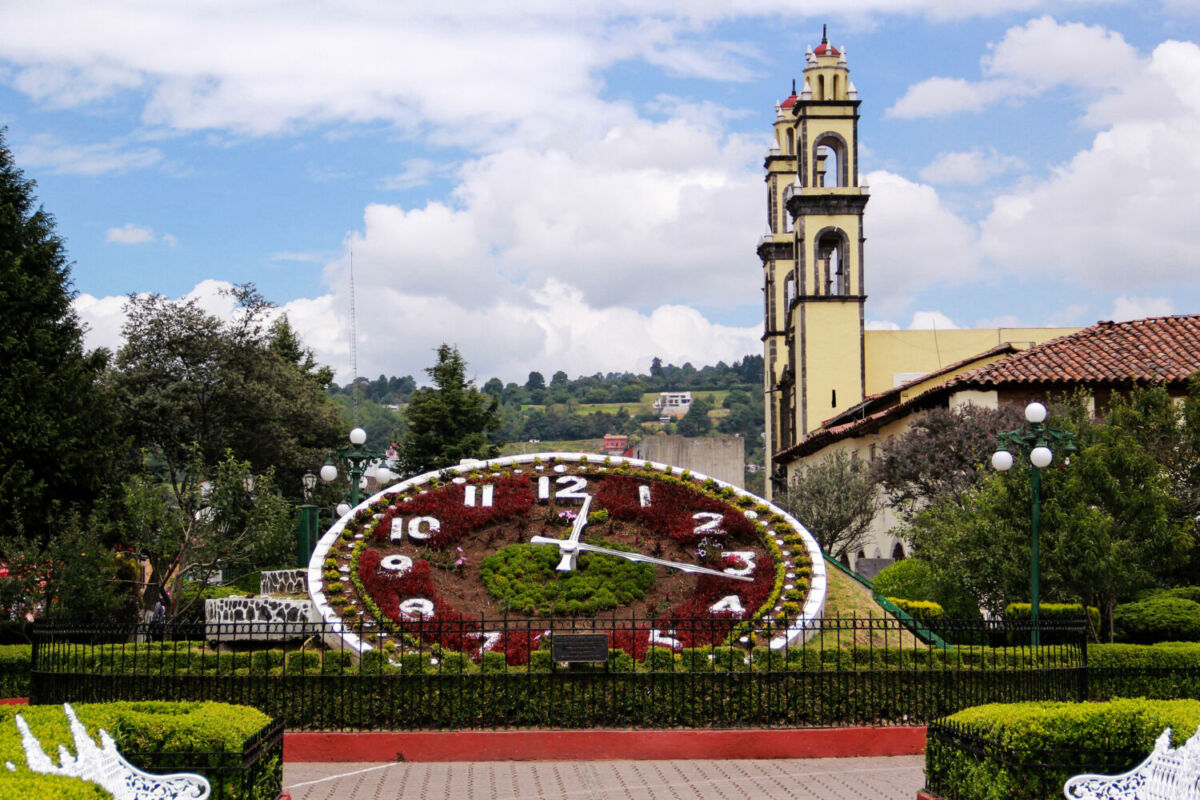 El Reloj Floral de Zacatlán es un símbolo de identidad del pueblo. Cada hora suena marcando el tiempo. 