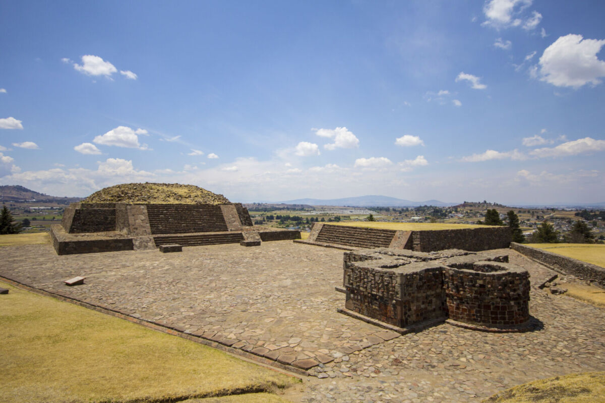 La Zona Arqueológica de Calixtlahuaca se ubica en el pueblo de San Francisco Calixtlahuaca, en Toluca 