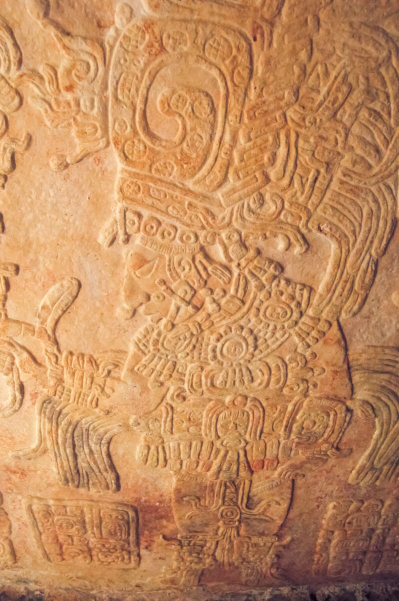 En Yaxchilán hay 124 textos en 30 estelas, 21 altares, 59 dinteles y siete inscripciones.