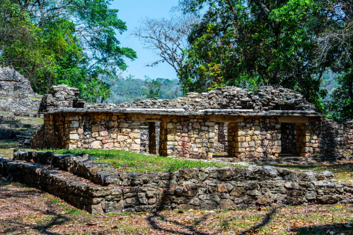 La Zona Arqueológica de Yaxchilán se ubica en  la Selva Lacandona, a orillas del río Usumacinta