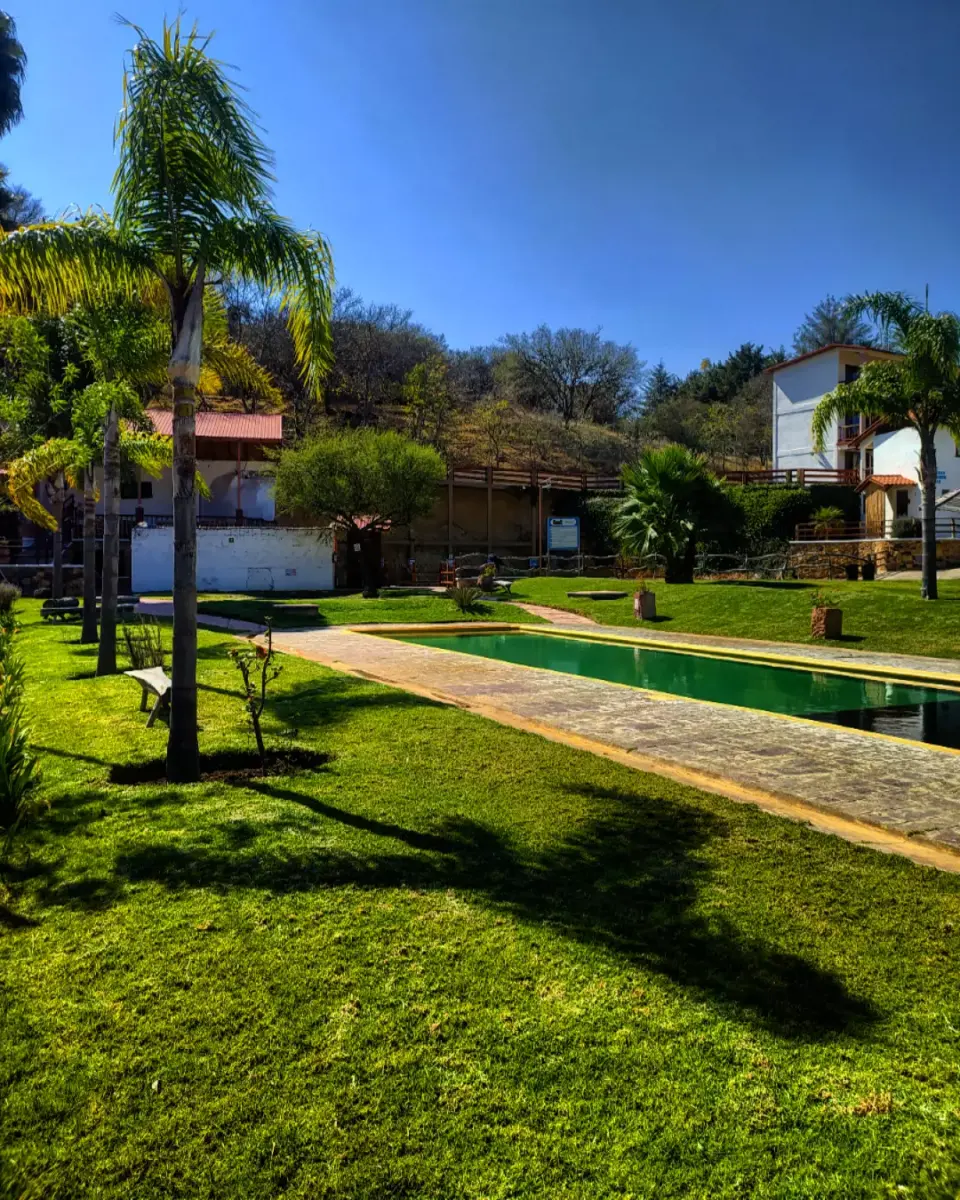 Las aguas termales   brotan de los manantiales geotérmicos que calientan el agua de forma natural 