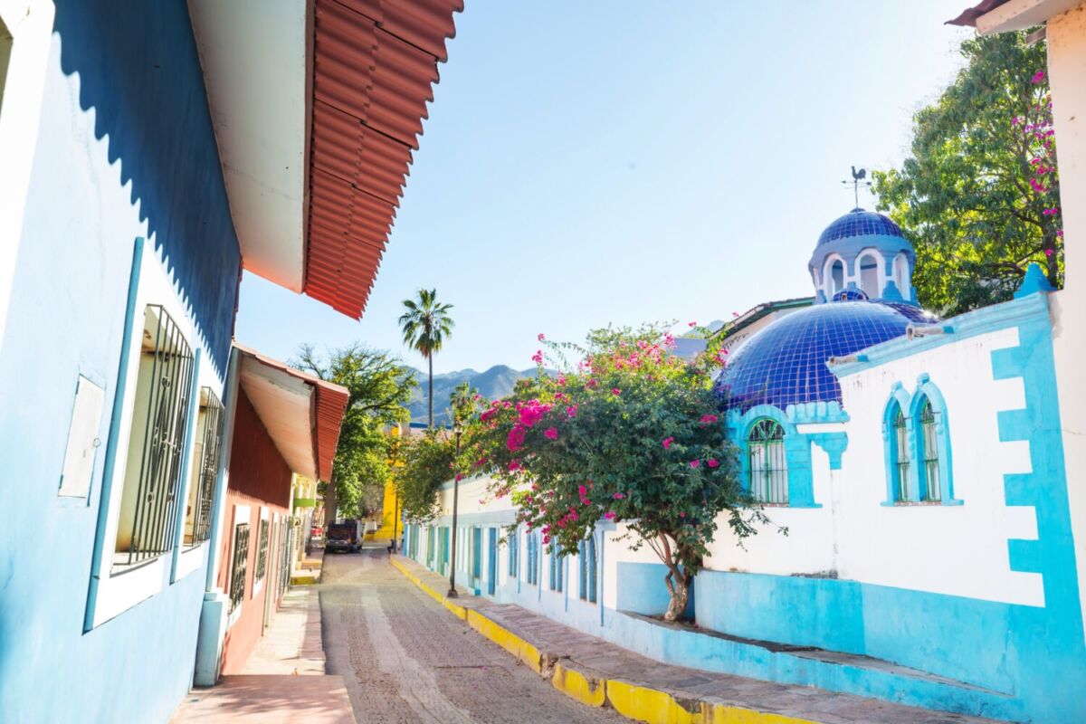 Fachada de color azul con una bóveda en una calle del pueblo de Batopilas