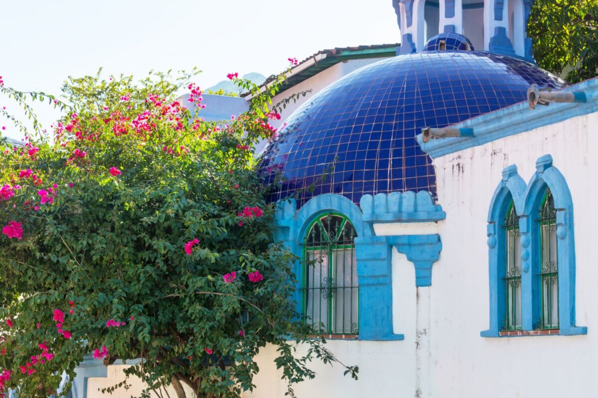Casa de color azul con una bóveda y ventanas típicas del pueblo de Batopilas