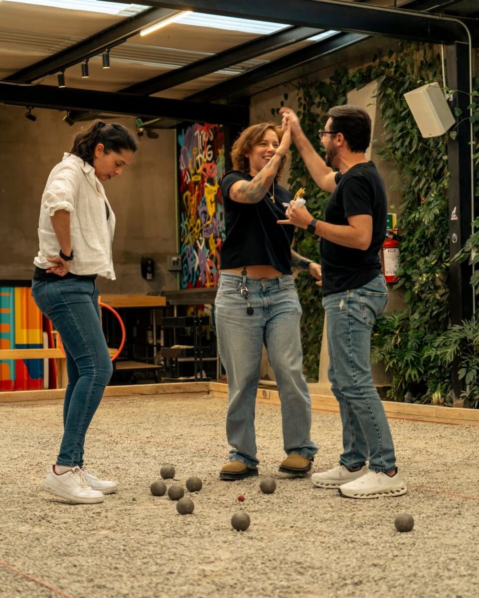 Juego de petanca en Club del Patio 