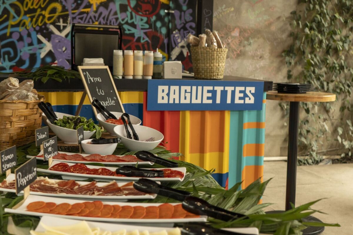 Estación de baguettes en el restaurante Club del Patio