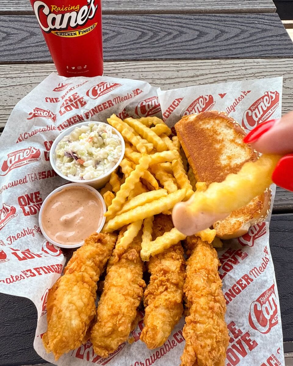  Rainsing Cane's es una cadena de comida rápida que abrirá su primera sucursal en México durante el 2026