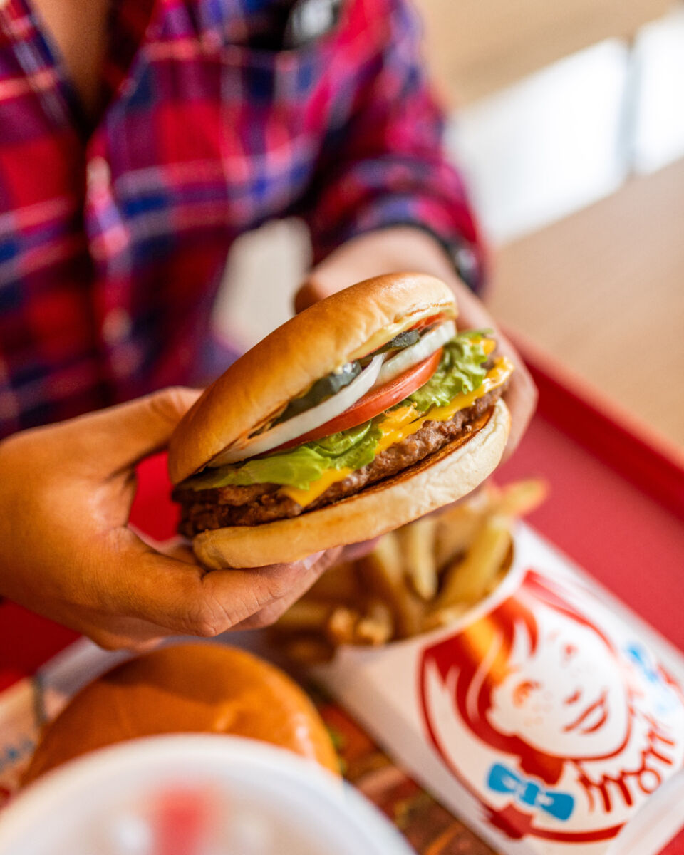 Wendy's es una cadena de fast food que vende hamburguesas hechas con carne fresca 