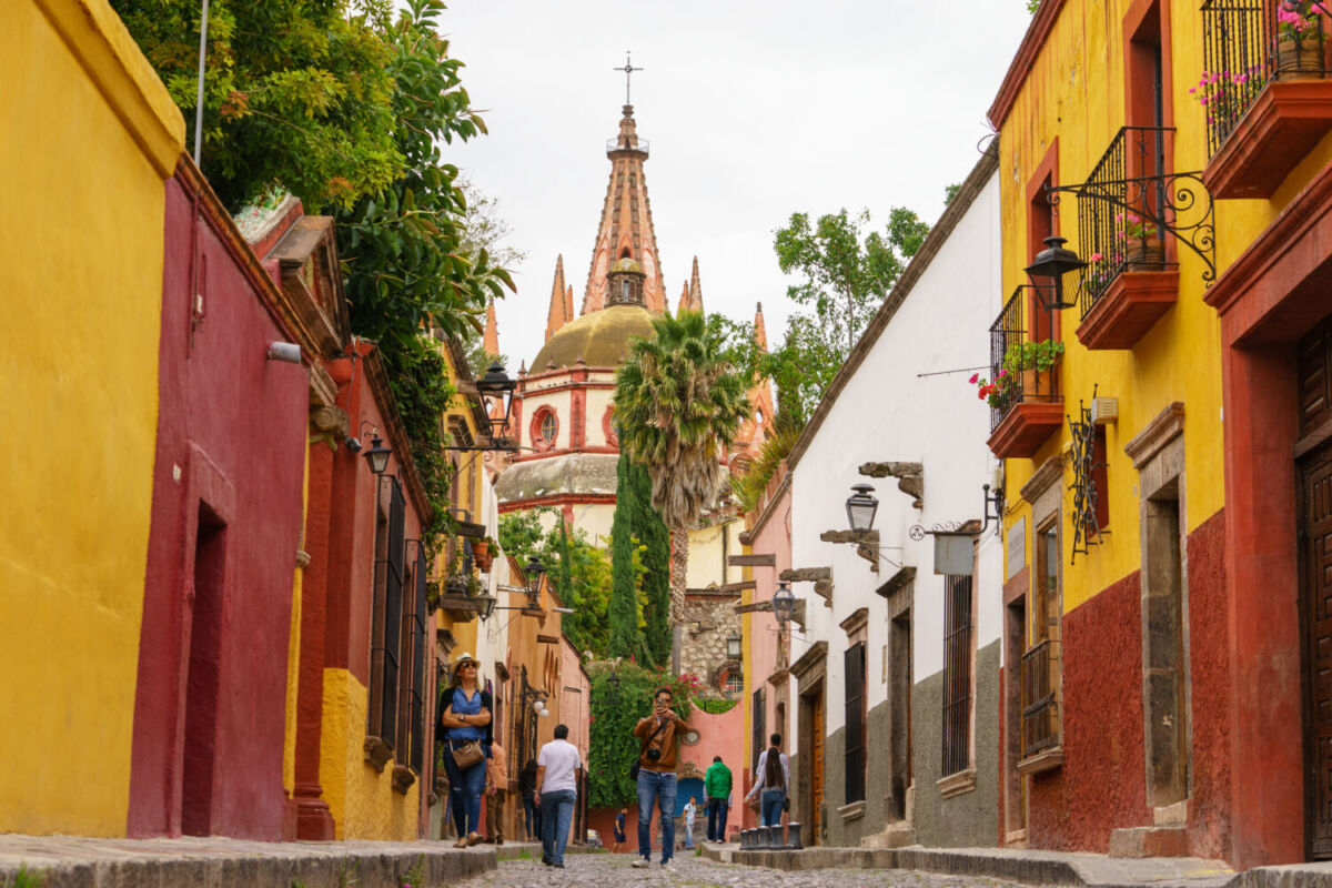 calle empedrada rodeada de casas coloniales en San Miguel de Allende, Guanajuato 
